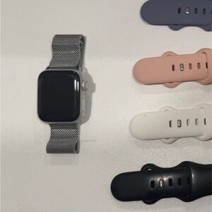 Apple Smartwatch SE cellular with Silver Band and Multi-Color Straps
